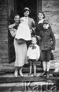 Październik 1938, Hancewicze, powiat Łuniniec, Polesie, Polska
Stoją od lewej: Łucja Gilejko z synem Ryszardem, Jan Gilejko, Jan Tumiłowicz, Jadwiga Tumiłowicz i Tadeusz Bubień, wszyscy zostali deportowani do ZSRR.
Fot. NN, zbiory Ośrodka KARTA, udostępnił Jan Stanisław Tumiłowicz.
