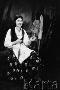 4.03.1938, Hancewicze, powiat Łuniniec, Polesie, Polska
Jadwiga Tumiłowicz w stroju poleskim i łapciach z łyka lipowego podczas przędzenia.
Fot. NN, zbiory Ośrodka KARTA, udostępnił Jan Stanisław Tumiłowicz.