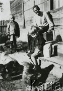 1938, Hancewicze, powiat Łuniniec, Polesie, Polska
Józef Bubień z wnukami Teresą i Janem Stanisławem Tumiłowiczem na schodach swojego domu.
Fot. NN, zbiory Ośrodka KARTA, udostępnił Jan Stanisław Tumiłowicz.
