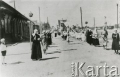 Czerwiec 1938, Hancewicze, pow. Łuniniec, Polesie, Polska
Procesja Bożego Ciała, z lewej stoi Jan Stanisław Tumiłowicz.
Fot. Aleksander Tumiłowicz, zbiory Ośrodka KARTA, udostępnił Jan Stanisław Tumiłowicz.
