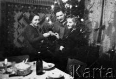 około 1942, Warszawa, Polska
Wigilia w konspiracji, żona Komendanta Rejonowego Armii Krajowej Półtoraka z koleżanką, w środku Aleksander Tumiłowicz.
Fot. NN, zbiory Ośrodka KARTA, udostępnił Jan Stanisław Tumiłowicz.