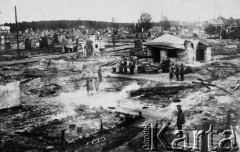 3.09.1934, Hancewicze, powiat Łuniniec, Polesie
Panorama spalonych Hancewicz, mieszkańcy na pogorzelisku.
Fot. Aleksander Tumiłowicz, zbiory Ośrodka KARTA, udostępnił Jan Stanisław Tumiłowicz.
