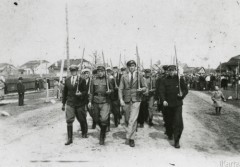 Wrzesień 1939, Hancewicze, pow. Łuniniec, Polesie, Polska
Maszerujący oddział Strzelców, dziecko z prawej to Jan Stanisław Tumiłowicz.
Fot. NN, zbiory Ośrodka KARTA, udostępnił Jan Stanisław Tumiłowicz.