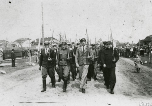 Wrzesień 1939, Hancewicze, pow. Łuniniec, Polesie, Polska
Maszerujący oddział Strzelców, dziecko z prawej to Jan Stanisław Tumiłowicz.
Fot. NN, zbiory Ośrodka KARTA, udostępnił Jan Stanisław Tumiłowicz.