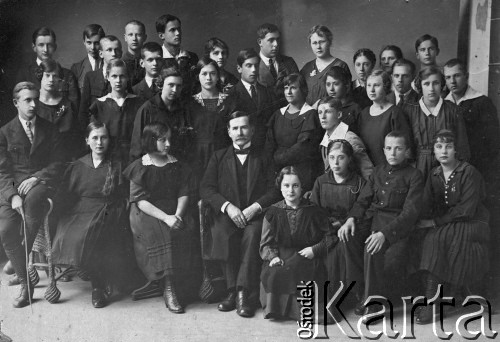 14.06.1922, Poniewież, Litwa
Uczniowie VI klasy gimnazjum polskiego z nauczycielem; czwarty od lewej w górnym rzędzie stoi Lubomir Łucewicz, trzecia od prawej Szwejkowska, za nauczycielem z lewej stoi Janina Ciemnołońska (potem Cywińska), druga od prawej w drugim rzędzie stoi Konstancja Hanusowicz (Bejnarowicz).
Fot. NN, zbiory Ośrodka KARTA, udostępniła Dorota Cywińska.
 
