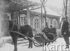 Brak daty, Godzie, powiat Poniewież, Litwa
W sanich siedzą: Jadwiga Ciemnołońska, przed I wojną nauczycielka w Rydze, i dr Jan Siwicki, mąż Marii Ciemnołońskiej, lekarz-okulista, przez pewien czas był lekarzem rodziny Tołstojów w Jasnej Polanie.
Fot. NN, zbiory Ośrodka KARTA, udostępniła Dorota Cywińska.
 
