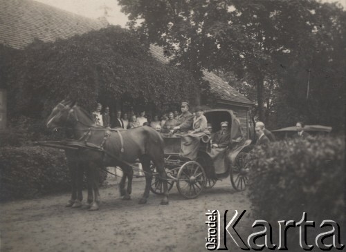 1928, Godzie, powiat Poniewież, Litwa
Bryczka przed dworem rodziny Ciemnołońskich.
Fot. NN, zbiory Ośrodka KARTA, udostępniła Dorota Cywińska.
 
