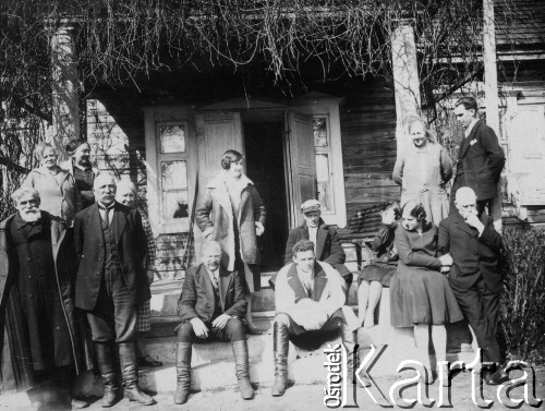 1920-1939, Godzie, powiat Poniewież, Litwa
Drugi od lewej stoi Ludwik Ciemnołoński, za nim jego żona Elżbieta.
Fot. NN, zbiory Ośrodka KARTA, udostępniła Dorota Cywińska.
 
