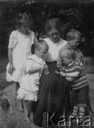 Przed 1914, Godzie, powiat Poniewież, Litwa, Rosja
Elżbieta Ciemnołońska z dziećmi: Janiną, Ireną, Czesławem i Andrzejem.
Fot. NN, zbiory Ośrodka KARTA, udostępniła Dorota Cywińska.
 
