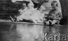 Przed 1914, Godzie, powiat Poniewież, Litwa, Rosja
Janina, Irena, Czesław i Andrzej Ciemnołońscy.
Fot. NN, zbiory Ośrodka KARTA, udostępniła Dorota Cywińska.
 
