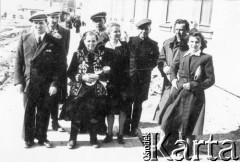 1955, Inta, Komi ASRR, ZSRR.
Polscy zesłańcy stoją na ulicy przed domem, w którym mieszkali, trzecia od prawej stoi Stanisława Gortyńska.
Fot. NN, zbiory Ośrodka KARTA, udostępniła Dorota Cywińska