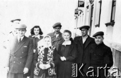1955, Inta, Komi ASRR, ZSRR.
Polacy przebywający na zesłaniu stoją na ulicy przed domem, w którym mieszkali, w środku stoi Stanisława Gortyńska.
Fot. NN, zbiory Ośrodka KARTA, udostępniła Dorota Cywińska