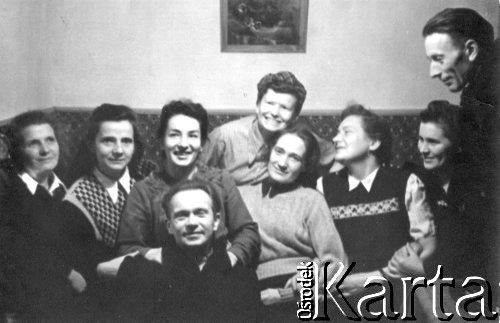Wrzesień 1955, Inta, Komi ASRR, ZSRR.
Grupa polskich zesłańców podczas pożegnania Krystyny i Bolesława Rutkowskich (trzecia i czwarta osoba od lewej) wracających do kraju, pierwsza z lewej siedzi Stanisława Gortyńska, na górze pod obrazkiem Anna Siemienowska.
Fot. NN, zbiory Ośrodka KARTA, udostępniła Dorota Cywińska