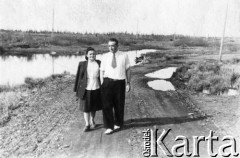 1955, Inta, Komi ASRR, ZSRR.
Polacy zwolnieni z łagrów, na spacerze Stanisława Trawińska-Szpakowa i mężczyzna NN.
Fot. NN, zbiory Ośrodka KARTA, udostępniła Dorota Cywińska