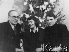 25.12.1954, Inta, Komi ASRR, ZSRR.
Święta Bożego Narodzenia na zesłaniu, siedzą od lewej: Mazur, Alicja Sawicka, Korzeniewski vel Korzeniowski.
Fot. NN, zbiory Ośrodka KARTA, udostępniła Dorota Cywińska