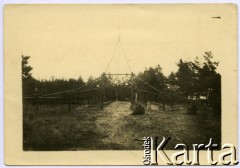 1947, Osuchy Lubelskie, Polska.
Brama cmentarza partyzantów, poległych w bitwie pod Osuchami w czerwcu 1944.
Fot.  Marian i Stefan Borowiec, zbiory Fundacji Ośrodka KARTA