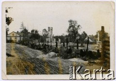 24.07.1944, Zwierzyniec, Zamojszczyzna, Polska.
Ruiny domów spalonych podczas przejścia frontu.
Fot.  Marian i Stefan Borowiec, zbiory Fundacji Ośrodka KARTA