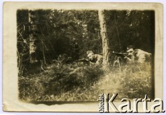 1940-1944, miejsce nieznane, Zamojszczyzna, Polska.
Partyzanci Armii Krajowej lub Batalionów Chłopskich.
Fot. Marian i Stefan Borowiec, zbiory Fundacji Ośrodka KARTA