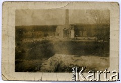 31.03.1943, miejsce nieznane, Zamojszczyzna, Polska.
Ruiny domu w wiosce po pacyfikacji.
Fot. Marian i Stefan Borowiec, zbiory Fundacji Ośrodka KARTA
