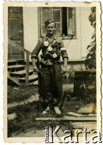 Ok. 1944, miejsce nieznane, Zamojszczyzna, Polska.
Żołnierz Armii Krajowej Jurek Zubrzycki. Zdjęcie wykonane prawdopodobnie w czasie działań partyzanckich na Zamojszczyźnie.
Fot. Marian i Stefan Borowiec, zbiory Fundacji Ośrodka KARTA