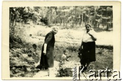 06.1957, Osuchy Lubelskie. Polska.
Rodziny na cmentarzu partyzantów poległych w bitwie pod Osuchami, n/z pani Borowiec (po prawej) i matka porucznika Adama Haniewicza 