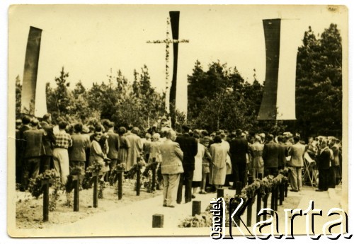 06.1957, Osuchy Lubelskie, Polska.
Msza polowa na cmentarzu  partyzantów, poległych w czerwcu 1944 w bitwie pod Osuchami.
Fot. Marian i Stefan Borowiec, zbiory Fundacji Ośrodka KARTA
