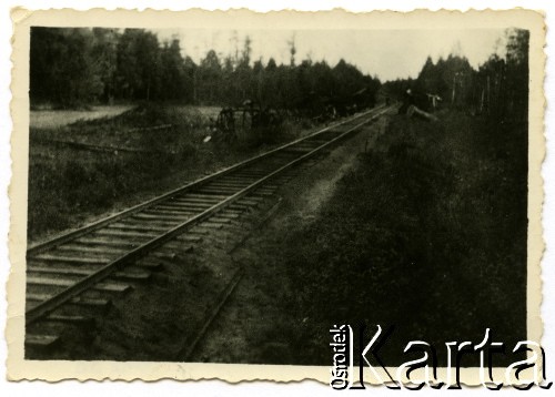 Ok. 1944, miejsce nieznane, Zamojszczyzna, Polska.
Szczątki wykolejonego przez partyzantów pociągu.
Fot. Marian i Stefan Borowiec, zbiory Fundacji Ośrodka KARTA