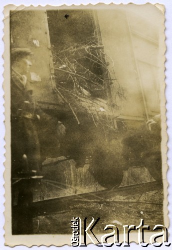 Ok. 1944, miejsce nieznane, Zamojszczyzna, Polska.
Wagon kolejowy przejęty przez partyzantów wypełniony gałęziami, które później miały ułatwić podpalenie.
Fot. Marian i Stefan Borowiec, zbiory Fundacji Ośrodka KARTA