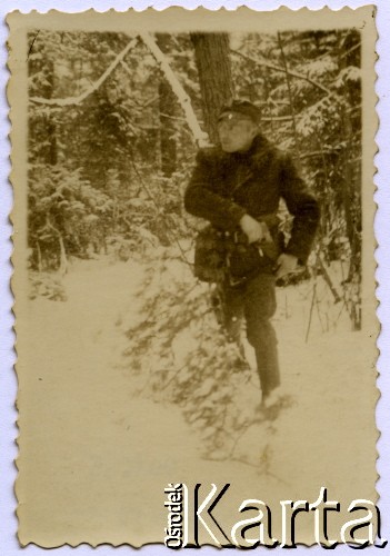 Ok. 1944, miejsce nieznane, Zamojszczyzna, Polska.
Partyzant na Zamojszczyźnie.
Fot. Marian i Stefan Borowiec, zbiory Fundacji Ośrodka KARTA