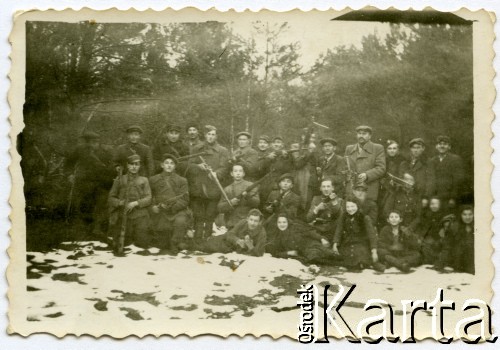 Ok. 1944, miejsce nieznane, Zamojszczyzna, Polska.
Partyzanci.
Fot. Marian i Stefan Borowiec, zbiory Fundacji Ośrodka KARTA