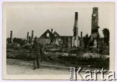 Lata 40., Lubelszczyzna. 
Ruiny domów zniszczonych podczas walk frontowych, na drodze stoi mężczyzna w mundurze.
Fot. Marian i Stefan Borowiec, zbiory Fundacji Ośrodka KARTA