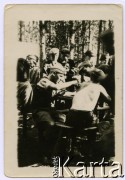 Ok. 1944, miejsce nieznane, Zamojszczyzna, Polska.
Obóz partyzancki w lesie.
Fot. Marian i Stefan Borowiec, zbiory Fundacji Ośrodka KARTA
