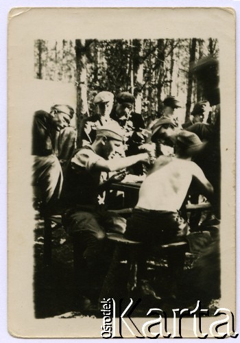 Ok. 1944, miejsce nieznane, Zamojszczyzna, Polska.
Obóz partyzancki w lesie.
Fot. Marian i Stefan Borowiec, zbiory Fundacji Ośrodka KARTA