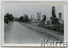 24.07.1944, Zwierzyniec, Zamojszczyzna, Polska.
Ruiny domów zniszczonych podczas walk frontowych.
Fot. Marian i Stefan Borowiec, zbiory Fundacji Ośrodka KARTA