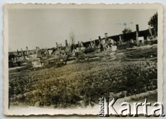 24.07.1944, Zwierzyniec, Zamojszczyzna, Polska.
Ruiny domów spalonych podczas przejścia frontu.
Fot. Marian i Stefan Borowiec, zbiory Fundacji Ośrodka KARTA