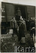 Ok. 1944, Zamojszczyzna, Polska.
Partyzanci rozładowują wagon pociągu.
Fot. Marian i Stefan Borowiec, zbiory Fundacji Ośrodka KARTA