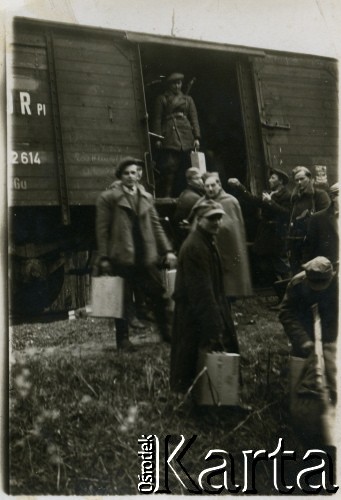 Ok. 1944, Zamojszczyzna, Polska.
Partyzanci rozładowują wagon pociągu.
Fot. Marian i Stefan Borowiec, zbiory Fundacji Ośrodka KARTA