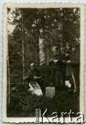 Ok. 1944,miejsce nieznane, Zamojszczyzna, Polska.
Partyzanci na Zamojszczyźnie.
Fot. Marian i Stefan Borowiec, zbiory Fundacji Ośrodka KARTA