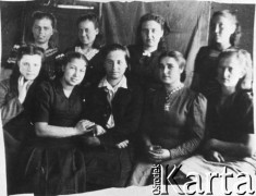 1943, Barnauł, Ałtajski Kraj, ZSRR.
Grupa kobiet, od lewej u góry: Franciszka Lewandowska, Katarzyna Jackiewicz, Hilaria Dobużyńska, Aurelia Moszczańska; od lewej w dolnym rzędzie: Antonina Jackiewicz, Weronika Łukomska, Helena Drogun, Leokadia Drogun, Halina Dobużańska.
Fot. NN, zbiory Ośrodka KARTA, udostępniła Weronika Łukomska