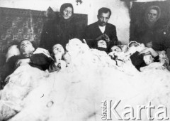 12.1943 Latacz, powiat Zaleszczyki, woj. Tarnopol, Ukraina
Rodzina Karpiaków, na której UPA dokonała mordu 14.12.1943 r. Maria Karpiak - lat 42, matka; Józef - lat 23, syn; Genowefa - lat 20, córka; Władysław - lat 18, syn; Zofia - lat 8, córka; Zygmunt - lat 6, syn.
Fot. NN, zbiory Ośrodka KARTA, udostępnił Władysław Kosowski.
 
