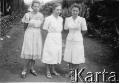 15.03.1947, Valivade, Indie.
Mieszkanki polskiego osiedla. Od lewej: Halina Kędzior-Więckowska, Helena Kędzior (żona Eugeniusza), Ludwika Więckowska. Podpis na odwrocie: 