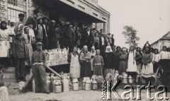 1933, Bereźne nad Horyniem, pow. Stolin, Poleskie woj., Polska
Mleczarnia, pracownicy i dostawcy.
Fot. NN, zbiory Ośrodka KARTA, udostępniła Helena Płotnicka.

