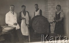 1933, Bereźne nad Horyniem, pow. Stolin, Poleskie woj., Polska
Pracownicy mleczarni przy maszynie do robienia masła, z lewej stoi kierownik Walerian Płotnicki.
Fot. NN, zbiory Ośrodka KARTA, udostępniła Helena Płotnicka.

