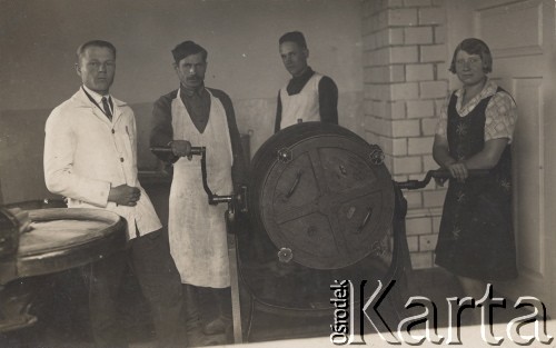 1933, Bereźne nad Horyniem, pow. Stolin, Poleskie woj., Polska
Pracownicy mleczarni przy maszynie do robienia masła, z lewej stoi kierownik Walerian Płotnicki.
Fot. NN, zbiory Ośrodka KARTA, udostępniła Helena Płotnicka.

