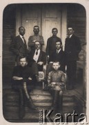 Lata 30-te, Widzibór, pow. Stolin, Poleskie woj., Polska
Pracownicy gminy, z lewej siedzi wójt Julian Płotnicki, zamordowany przez NKWD w więzieniu w Stolinie w 1941 r.
Fot. NN, zbiory Ośrodka KARTA, udostępniła Helena Płotnicka.

