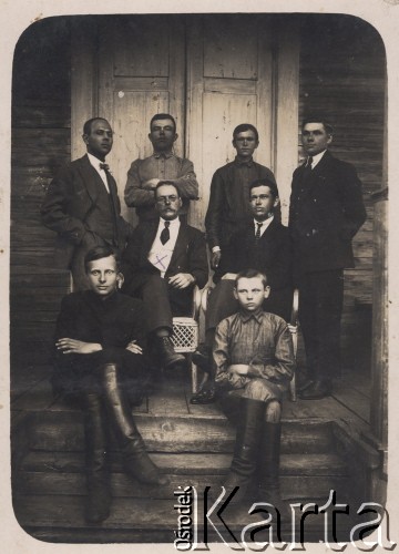 Lata 30-te, Widzibór, pow. Stolin, Poleskie woj., Polska
Pracownicy gminy, z lewej siedzi wójt Julian Płotnicki, zamordowany przez NKWD w więzieniu w Stolinie w 1941 r.
Fot. NN, zbiory Ośrodka KARTA, udostępniła Helena Płotnicka.

