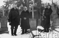 Luty 1969, Widzibór bądź Stolin, Białoruś, ZSRR
Rodzina Płotnickich na cmentarzu przy grobach swoich bliskich - Justyny, Juliana i Waleriana Płotnickich.
Fot. NN, zbiory Ośrodka KARTA, udostępniła Helena Płotnicka.

