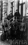 1915, Poznań
Trzej klerycy poznańskiego Seminarium Duchownego: Nikodem Mędlewski, Kowalczyk i Antoni Piotrowski, zmobilizowani do armii niemieckiej, przed wyjazdem na front zachodni.
Fot. NN, zbiory Ośrodka KARTA, udostępnił Marian Piotrowski.


