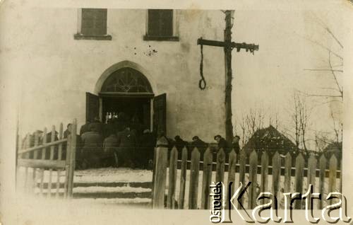 9.12.1934, Biłka Królewska, woj. lwowskie, Polska.
Mieszkańcy wsi biorą udział w uroczystej mszy świętej poświęconej pamięci rotmistrza Wojska Polskiego Romana Stroynowskiego, prezesa Małopolskiego Towarzystwa Rolniczego, który zmarł 5 kwietnia 1934 r.
Fot. NN, zbiory Ośrodka KARTA