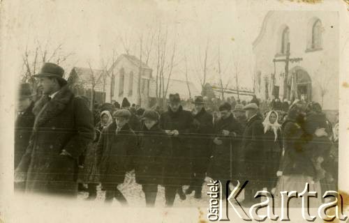 9.12.1934, Biłka Królewska, woj. lwowskie, Polska.
Mieszkańcy wsi zbierają się przed kościołem po zakończonej mszy świętej poświęconej pamięci rotmistrza Wojska Polskiego Romana Stroynowskiego, prezesa Małopolskiego Towarzystwa Rolniczego, który zmarł 5 kwietnia 1934 r.
Fot. NN, zbiory Ośrodka KARTA